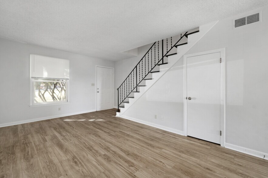 More Photos Of 1012-1032 Hickory Hill Ln, Hermitage Apartments For Sale