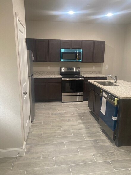 More Photos Of 7703 Savannah Brk, Live Oak Apartments For Sale