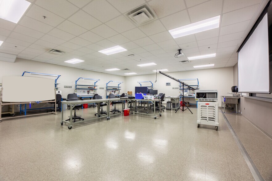 More Photos Of 9244 Markville Dr, Dallas Industrial For Lease