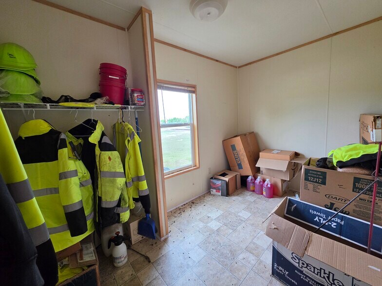 More Photos Of 5118 13th Ave, Simcoe Light Distribution For Sale