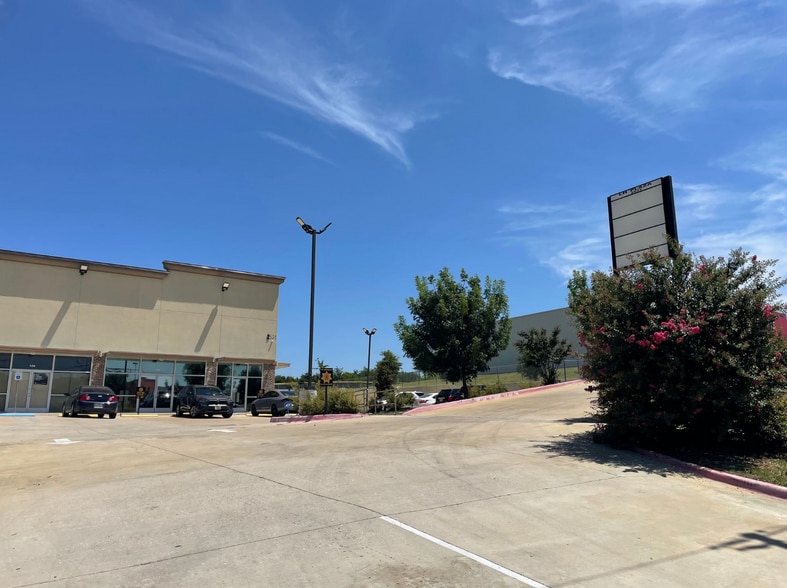 More Photos Of 2531 W Ledbetter Dr, Dallas Freestanding For Lease