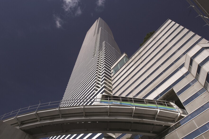 More Photos Of 100 SE 2nd St, Miami Office For Lease