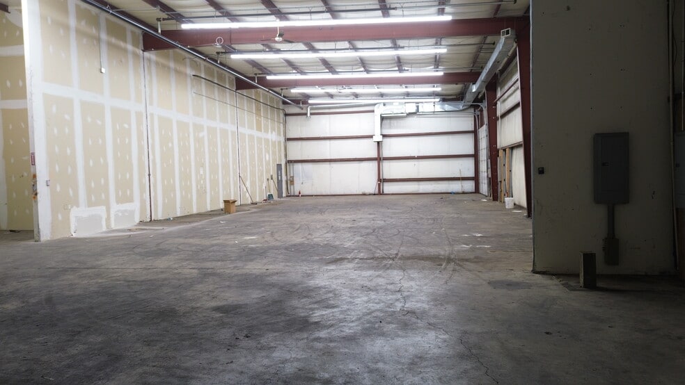 More Photos Of 44180 Airport View Dr, Hollywood Warehouse For Lease