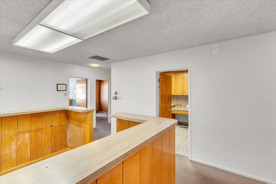 More Photos Of 18032 Ventura Blvd, Encino Medical For Lease