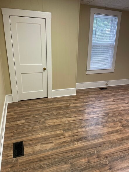 More Photos Of 314 E Atlantic St, South Hill Office For Sale