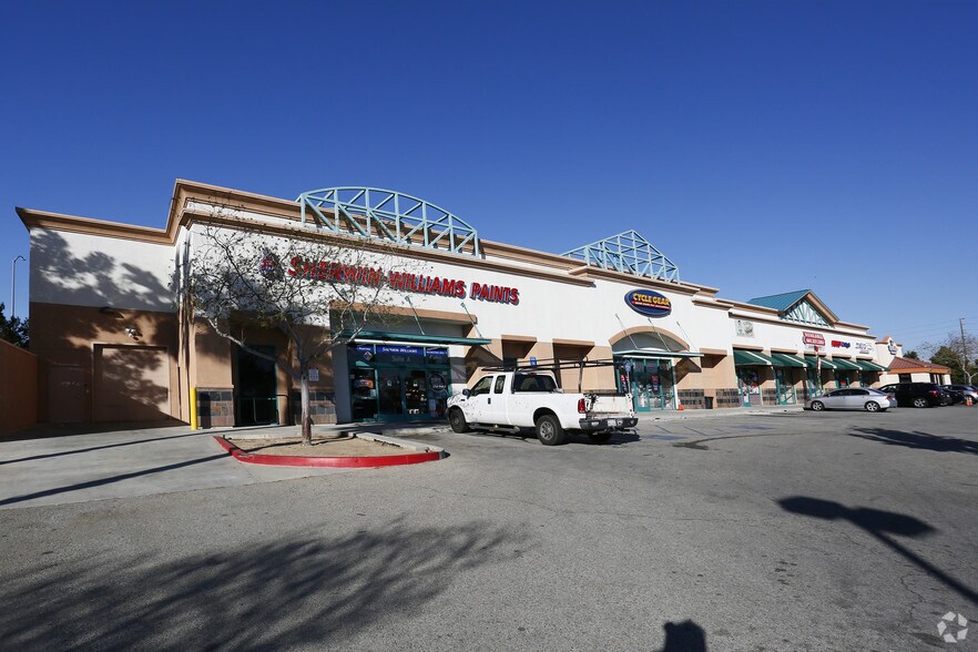 More Photos Of 550 W Rancho Vista Blvd, Palmdale Freestanding For Lease