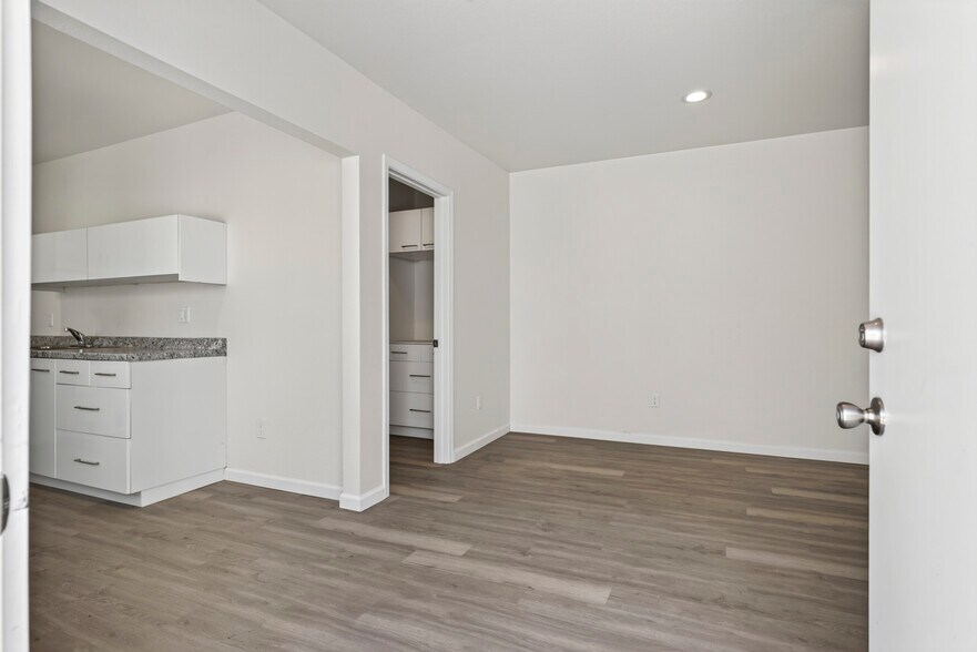 More Photos Of 526-534 W 47th St, Los Angeles Apartments For Sale