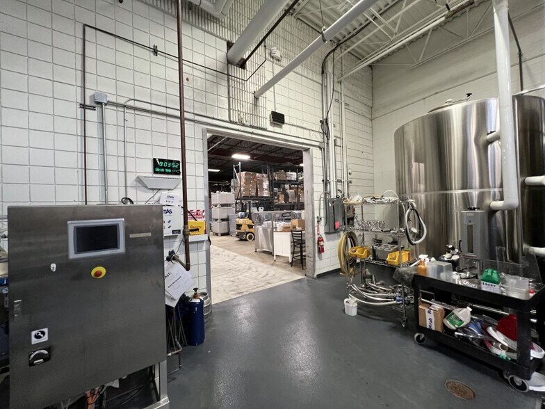 More Photos Of 16 Business Park Dr, Branford Warehouse For Lease