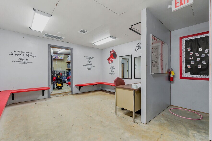 More Photos Of 3401 N Frazier St, Conroe Specialty For Sale