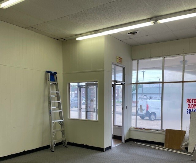 More Photos Of 110-114 W Commercial St, Charleston General Retail For Lease