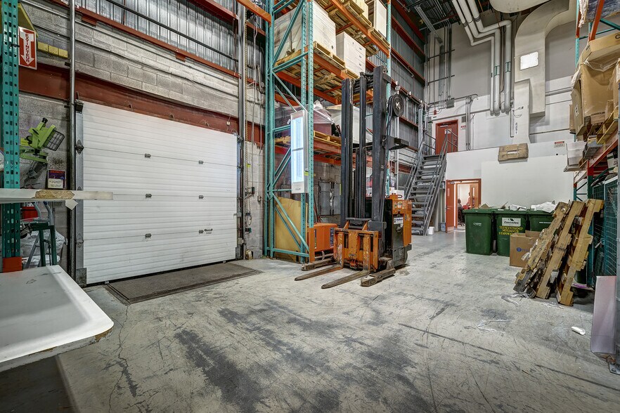 More Photos Of 3885 Boul Industriel, Laval Flex For Lease
