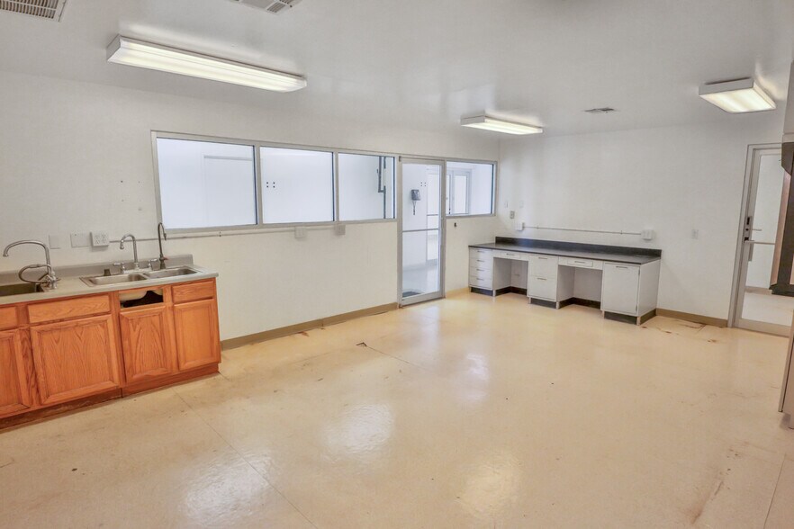 More Photos Of 130 W Rhapsody Dr, San Antonio Light Manufacturing For Lease