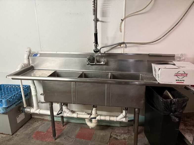 More Photos Of 944 Elm St, Manchester Storefront Retail Office For Lease