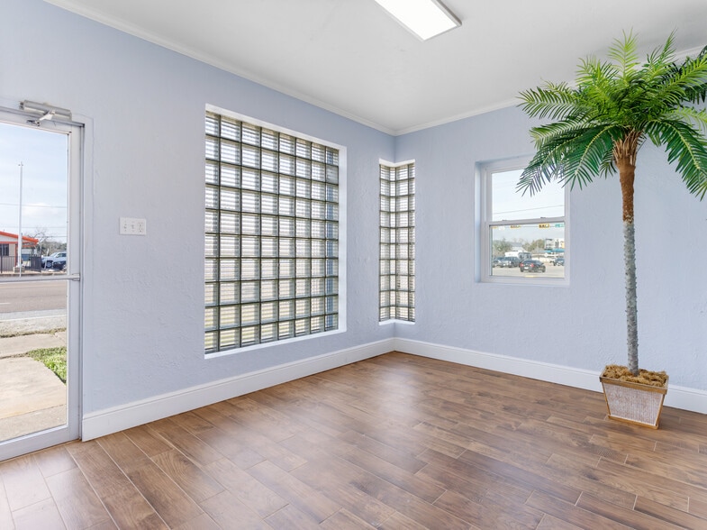More Photos Of 2015 Avenue F, Bay City Office For Lease