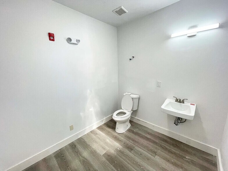 More Photos Of 309 S 60th St, Philadelphia Storefront Retail Residential For Lease