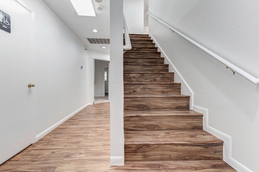 More Photos Of 1324 Avenue D, Katy Medical For Sale