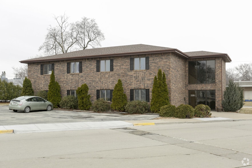 Primary Photo Of 411 S Commercial St, Neenah Office For Lease
