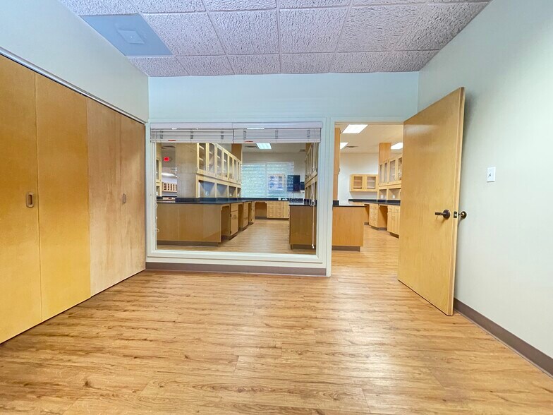 More Photos Of 13680 NW 104th Ter, Alachua Office For Sale