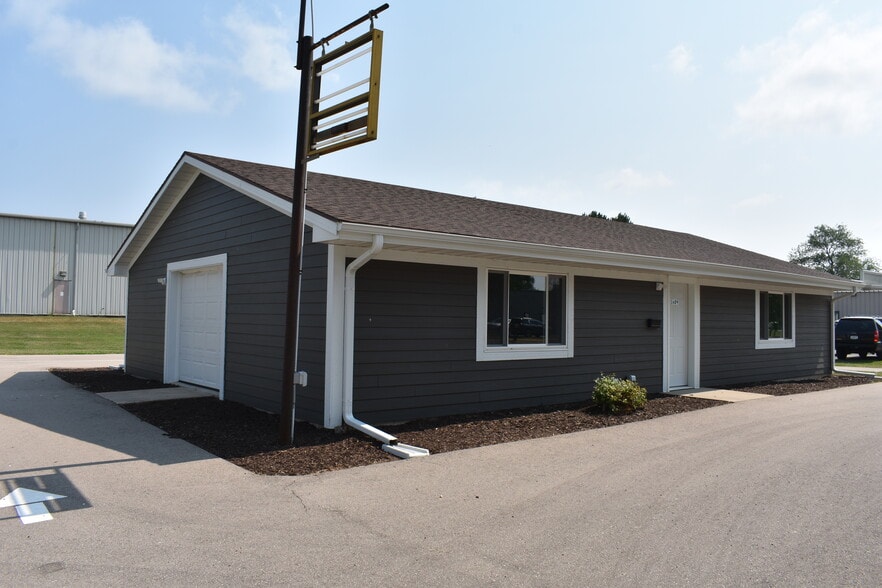 More Photos Of 1609 Plainfield Ave, Janesville Storefront Retail Office For Lease