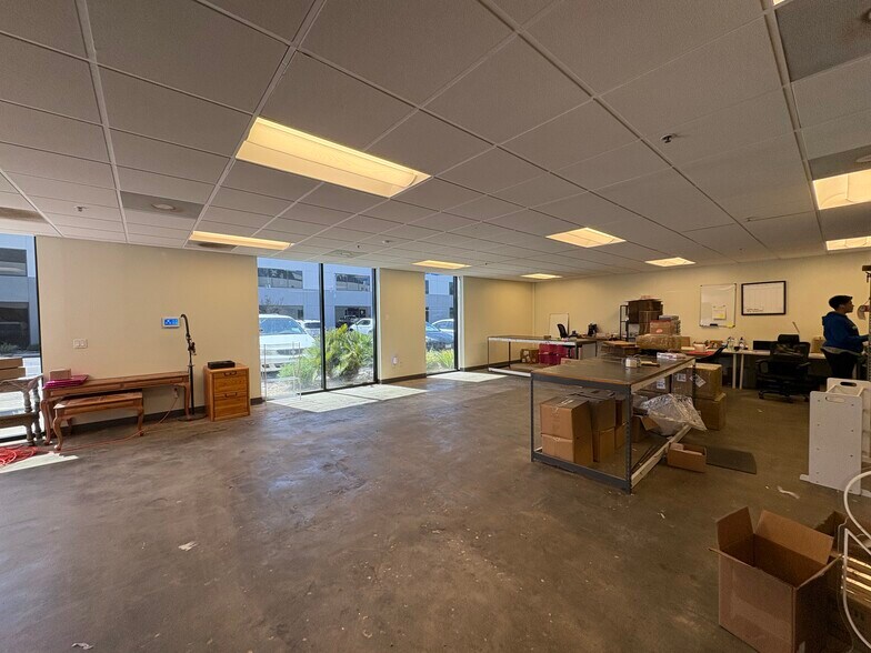 More Photos Of 25 W Easy St, Simi Valley Warehouse For Lease