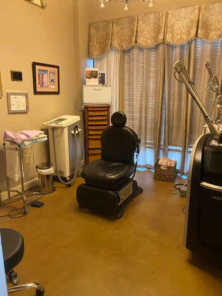 More Photos Of 1232 Johnson Ferry Rd, Marietta Medical For Lease