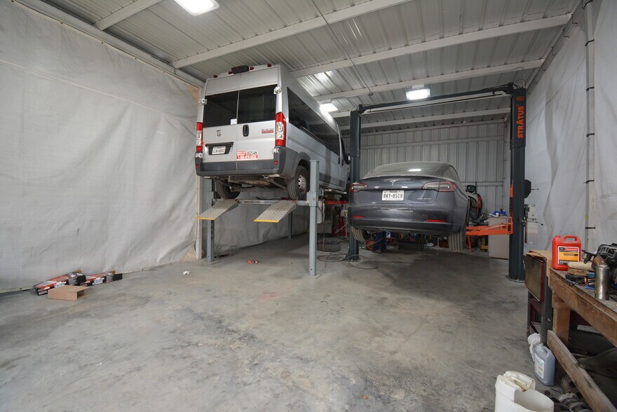 More Photos Of 5610-5613 Southwest Fwy, Houston Flex For Lease