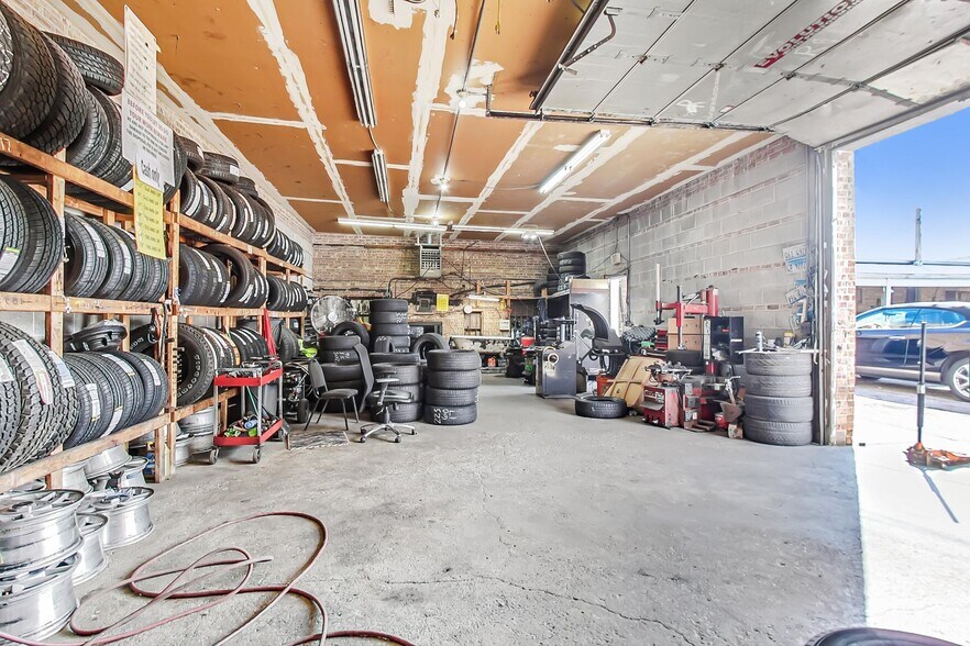 More Photos Of 2628-2634 W Touhy Ave, Chicago Storefront Retail Office For Sale