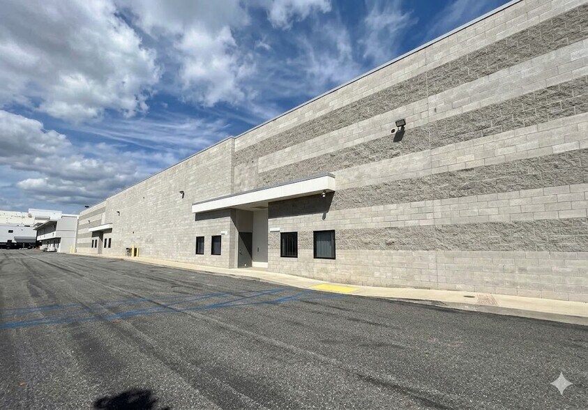 More Photos Of 13200-13228 S Western Ave, Gardena Warehouse For Lease