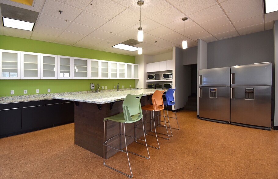 More Photos Of 100 Tradecenter Dr, Woburn Medical For Lease