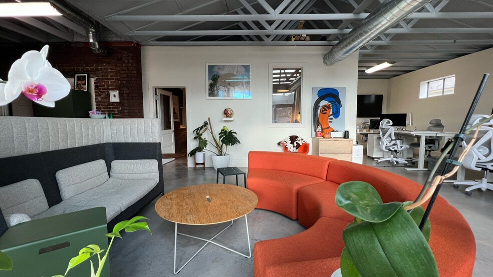 More Photos Of 128 Dewees St, Lexington Freestanding For Lease