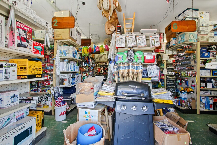 More Photos Of 21249 Pacific Coast Hwy, Malibu Storefront Retail Residential For Sale