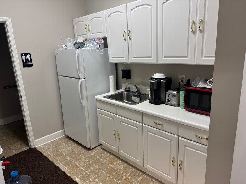 More Photos Of 1075 Cooper Rd, Grayson Medical For Lease