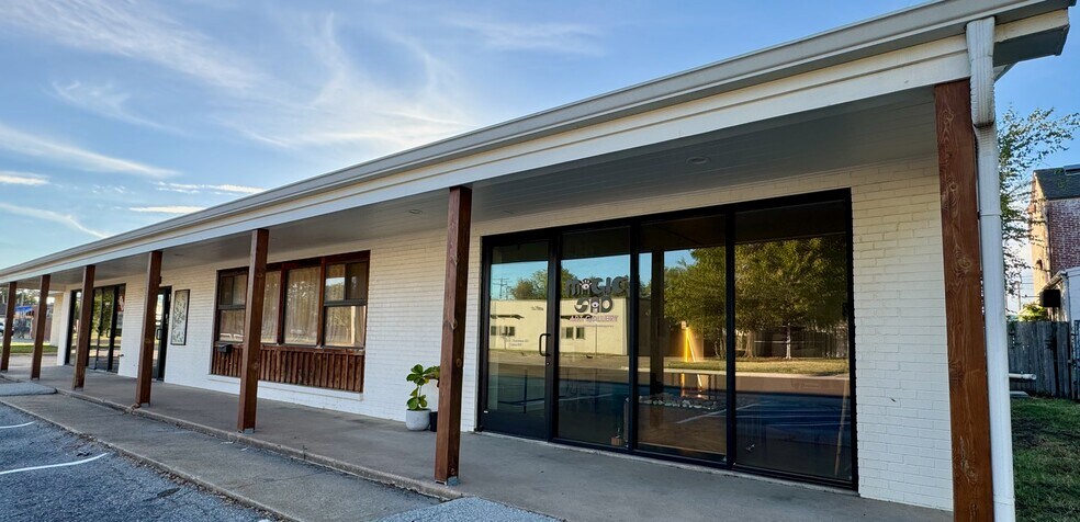 More Photos Of 120 E Tonhawa St, Norman Storefront Retail Office For Lease