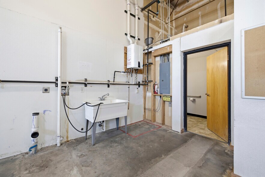More Photos Of 449-477 Denver Ave, Loveland Light Distribution For Lease