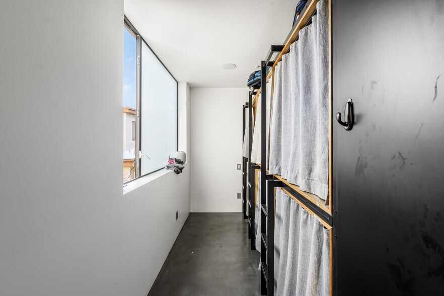 More Photos Of 2478 Penmar Ave, Venice Dormitory For Sale