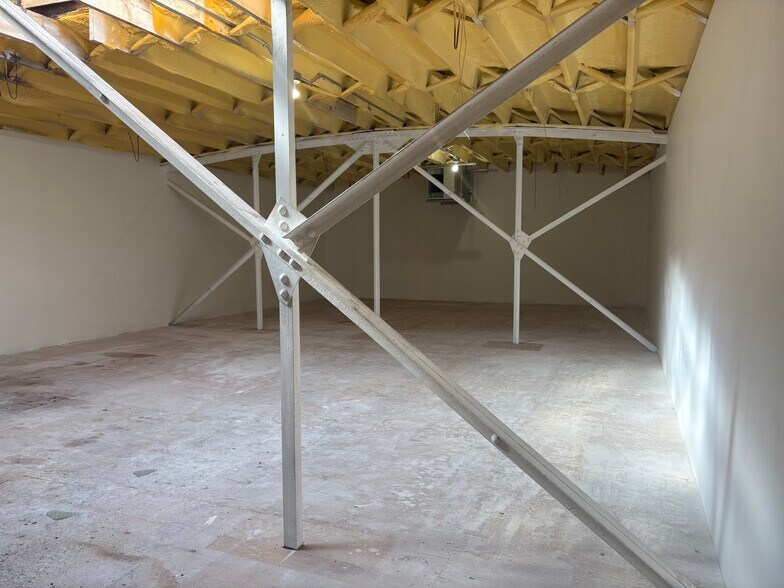 More Photos Of 1737 NW 5th St, Oklahoma City Warehouse For Lease