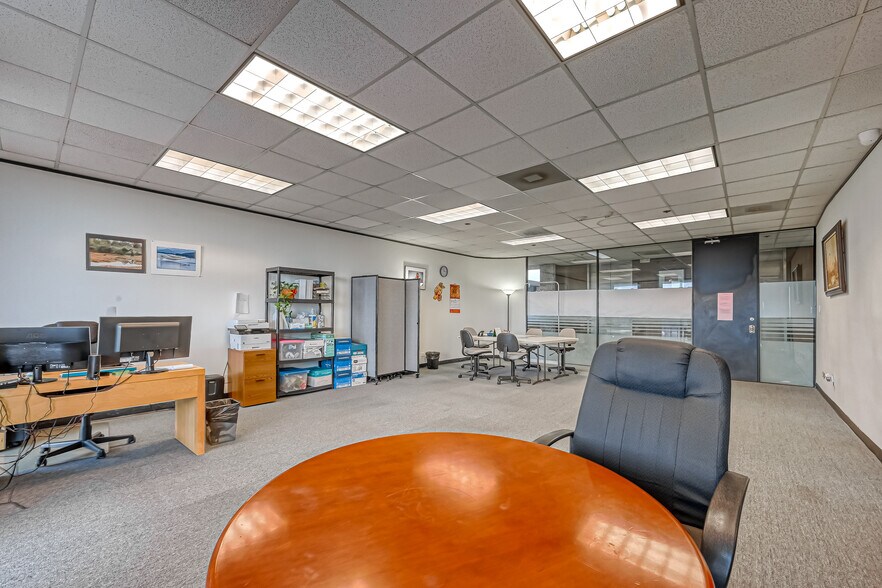 More Photos Of 6100 Corporate Dr, Houston Office For Sale