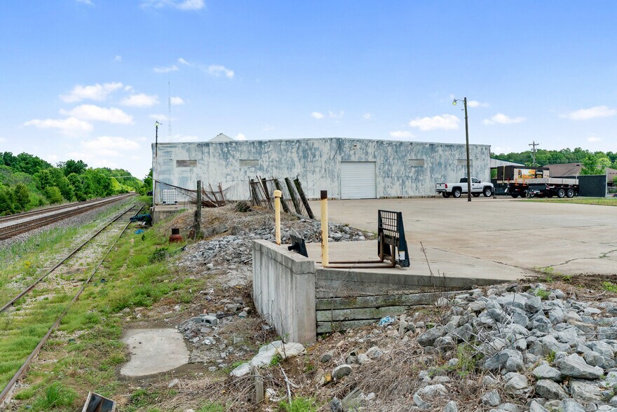 More Photos Of 4000 Memorial Blvd, Springfield Freestanding For Sale