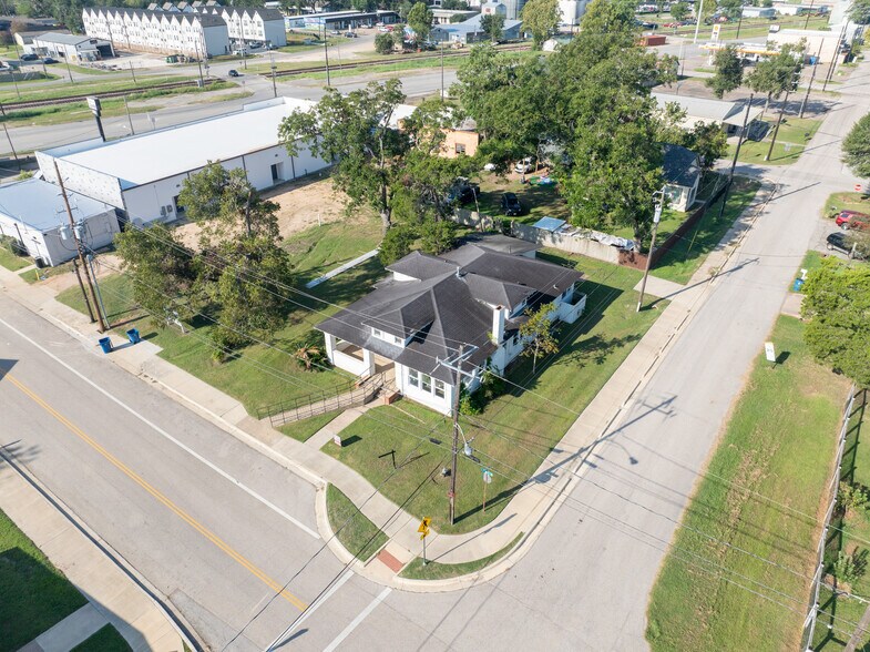 More Photos Of 1119 Smith St, Waller Office Residential For Lease