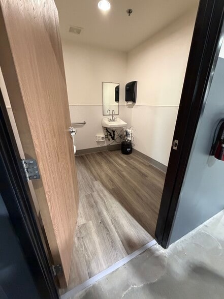 More Photos Of 42095 Zevo Dr, Temecula Warehouse For Lease