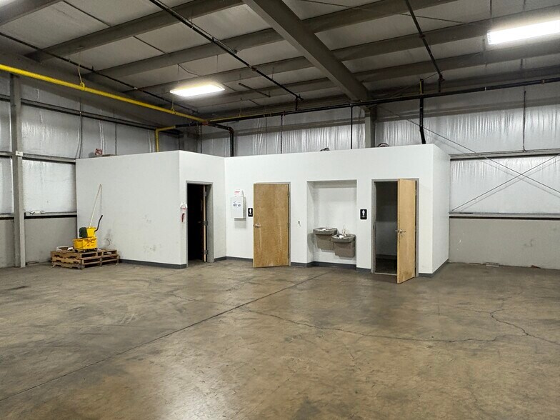 More Photos Of 140 Wilson Rd, Bentleyville Light Distribution For Lease