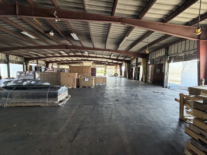 More Photos Of 2026 W Malone Ave, San Antonio Warehouse For Lease