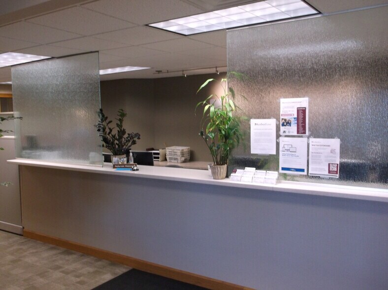 More Photos Of 2905 Universal St, Oshkosh Office For Lease