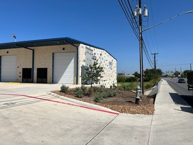 More Photos Of 13215 Judson Rd, San Antonio Showroom For Lease