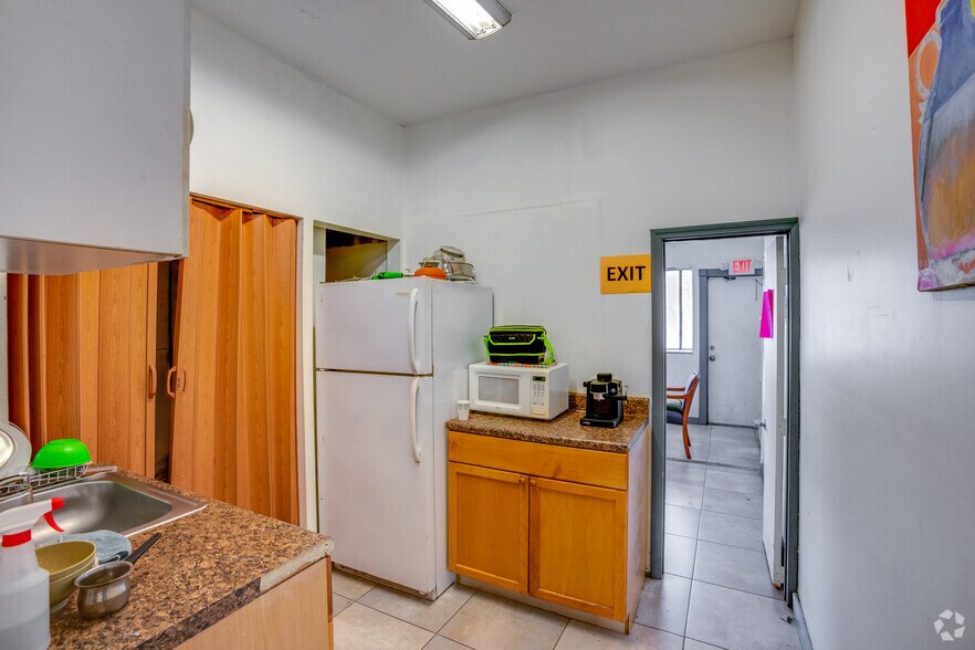 More Photos Of 1111 SE 14th St, Miami Manufacturing For Sale