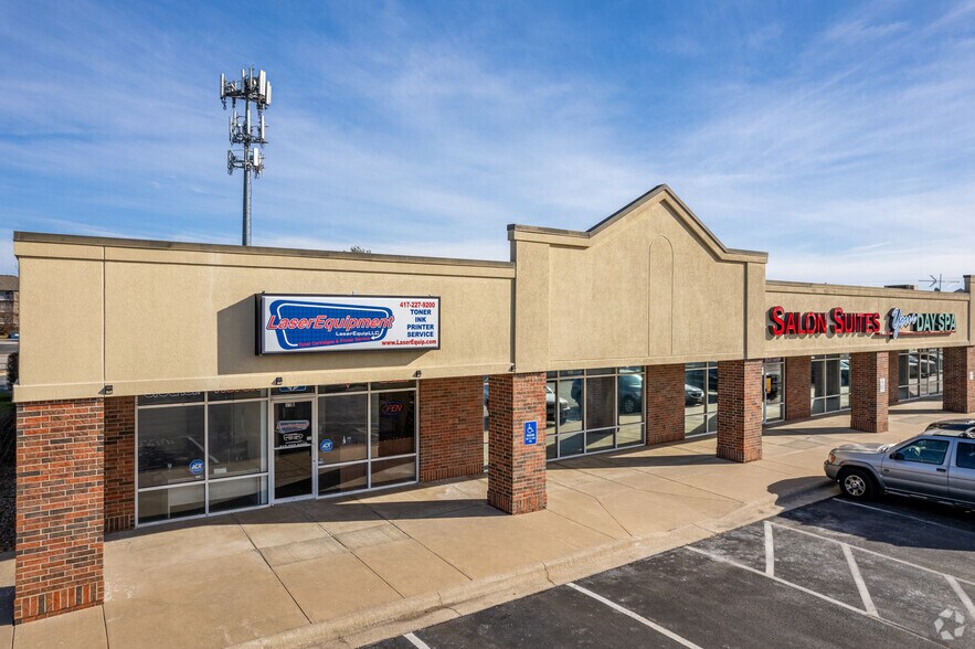 More Photos Of 1711 W Battlefield St, Springfield General Retail For Lease