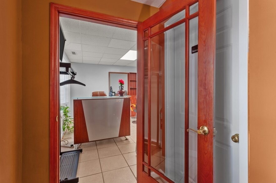 More Photos Of 1211-1221 Mall Dr, Richmond Office For Lease