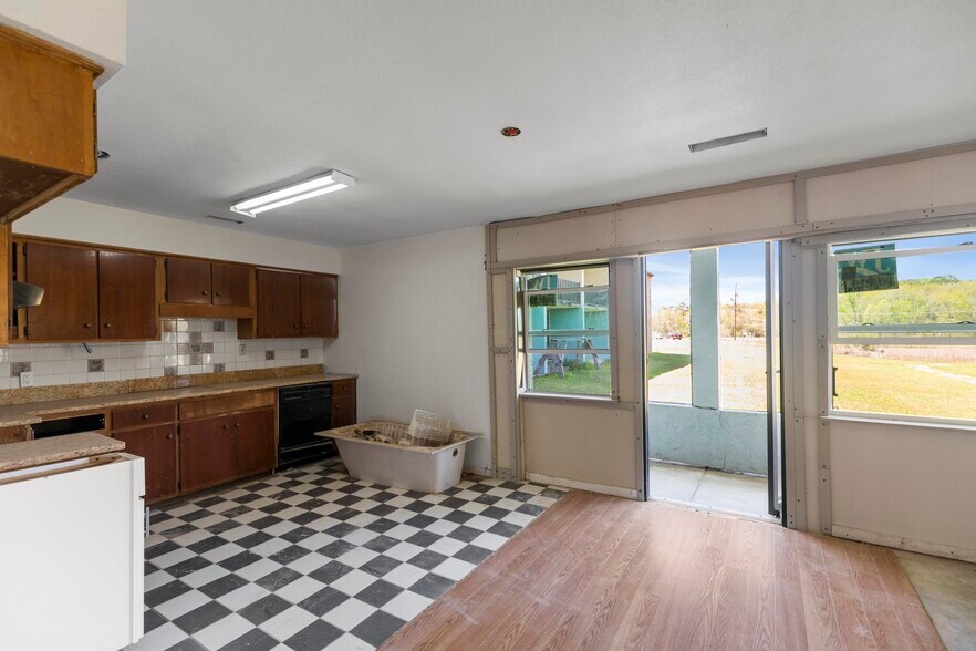 More Photos Of 1010 N Eufaula Ave, Eufaula Hotel For Sale