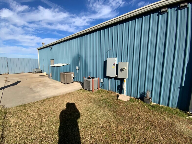 More Photos Of 3035 NE 23rd St, Oklahoma City Industrial For Sale
