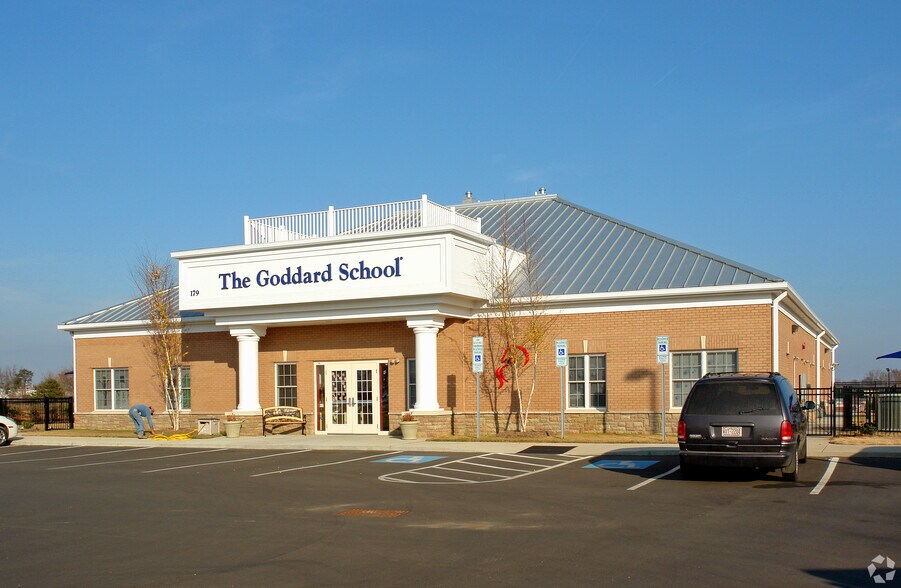 More Photos Of 209 Town Square Cir, Mooresville General Retail For Sale